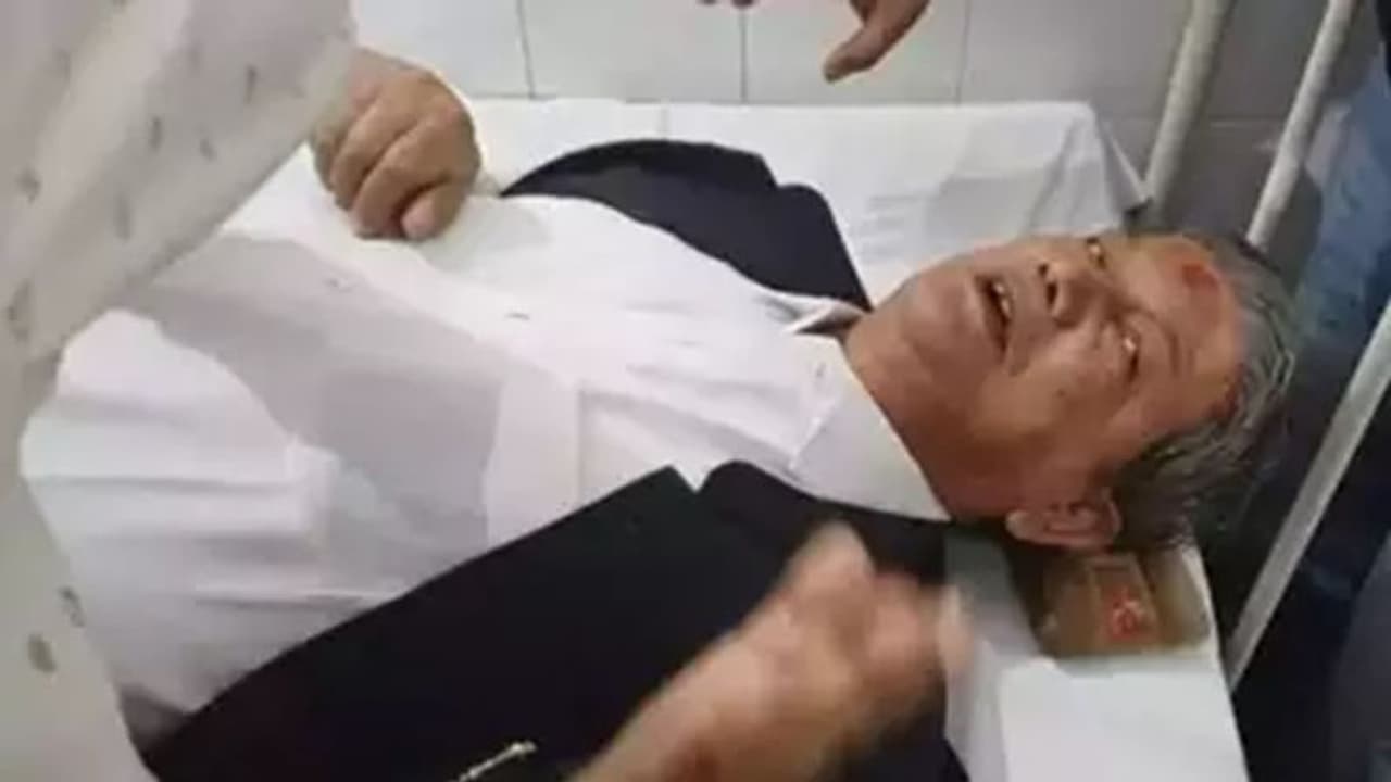 கார் விபத்து: சிறு காயங்களுடன் உயிர் தப்பிய முன்னாள் முதல்வர்! கார் விபத்து: சிறு காயங்களுடன் உயிர் தப்பிய முன்னாள் முதல்வர்!