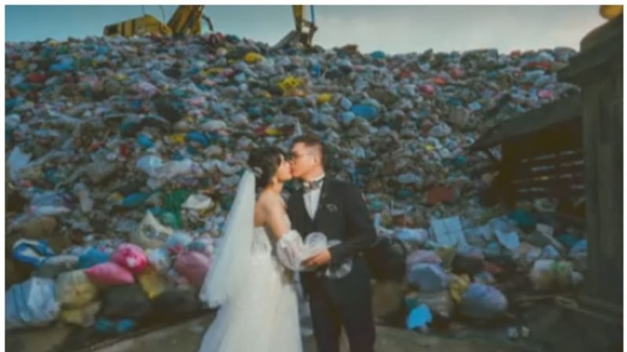 മാലിന്യ മലയ്ക്ക് മുന്നില് ഒരു വിവാഹ ഫോട്ടോ ഷൂട്ട്; വൈറലായി ചിത്രങ്ങൾ ! മാലിന്യ മലയ്ക്ക് മുന്നില് ഒരു വിവാഹ ഫോട്ടോ ഷൂട്ട്; വൈറലായി ചിത്രങ്ങൾ !