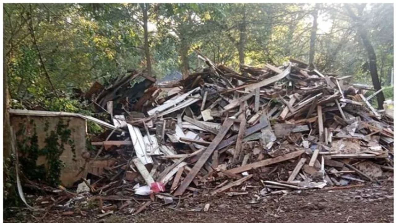  യാത്ര കഴിഞ്ഞെത്തിയപ്പോൾ യുവതി കണ്ടത് വീടിരുന്ന സ്ഥാനത്ത് പലക കൂമ്പാരം; തൊഴിലാളികളുടെ മറുപടി കേട്ട് ഞെട്ടി !