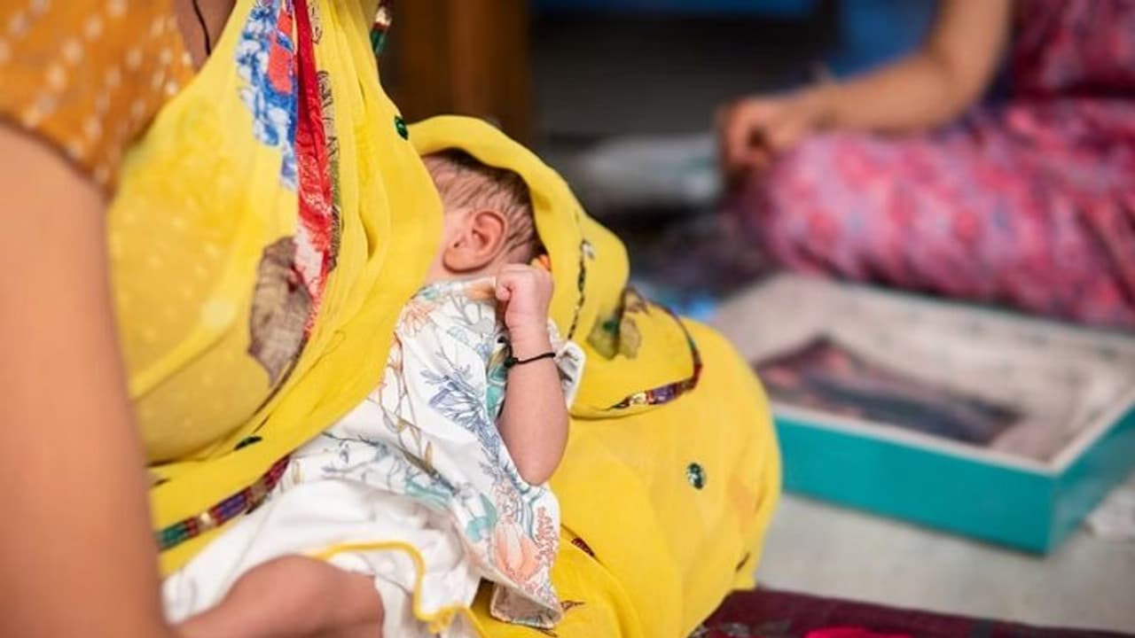 ಎದೆಹಾಲು ಕುಡಿಸುವಾಗಲೇ ಬಡಿದ ಸಿಡಿಲು, ಒಂದು ಕಿವಿ ಕಿವುಡು! ಎದೆಹಾಲು ಕುಡಿಸುವಾಗಲೇ ಬಡಿದ ಸಿಡಿಲು, ಒಂದು ಕಿವಿ ಕಿವುಡು!