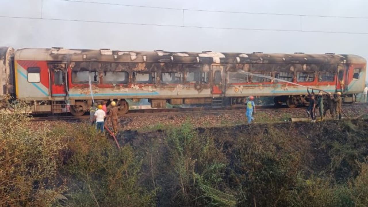 ഒഴിവായത് വന്ദുരന്തം!, ആഗ്രയില് പത്തല്കോട്ട് എക്സ്പ്രസില് തീപിടിത്തം, ഒരു കോച്ച് പൂര്ണമായും കത്തിനശിച്ചു ഒഴിവായത് വന്ദുരന്തം!, ആഗ്രയില് പത്തല്കോട്ട് എക്സ്പ്രസില് തീപിടിത്തം, ഒരു കോച്ച് പൂര്ണമായും കത്തിനശിച്ചു