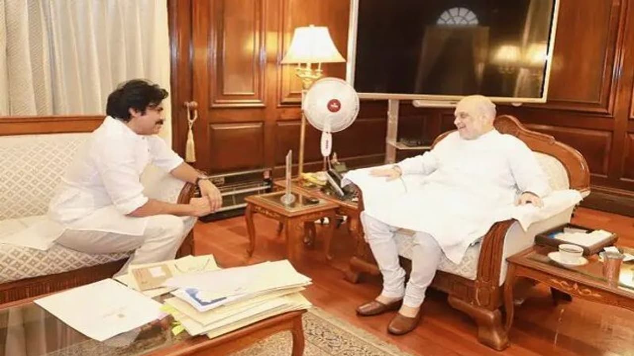 అమిత్ షాతో ముగిసిన పవన్ కల్యాణ్ భేటీ.. తెలంగాణలో సీట్ల సర్దుబాటు, పొత్తుపై చర్చ అమిత్ షాతో ముగిసిన పవన్ కల్యాణ్ భేటీ.. తెలంగాణలో సీట్ల సర్దుబాటు, పొత్తుపై చర్చ