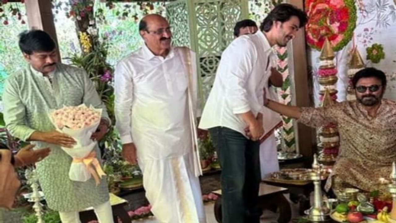 సైలెంట్గా వెంకటేష్ కూతురు ఎంగేజ్మెంట్.. హాజరైన చిరంజీవి, మహేష్బాబు, సెలబ్రిటీలు.. సైలెంట్గా వెంకటేష్ కూతురు ఎంగేజ్మెంట్.. హాజరైన చిరంజీవి, మహేష్బాబు, సెలబ్రిటీలు..