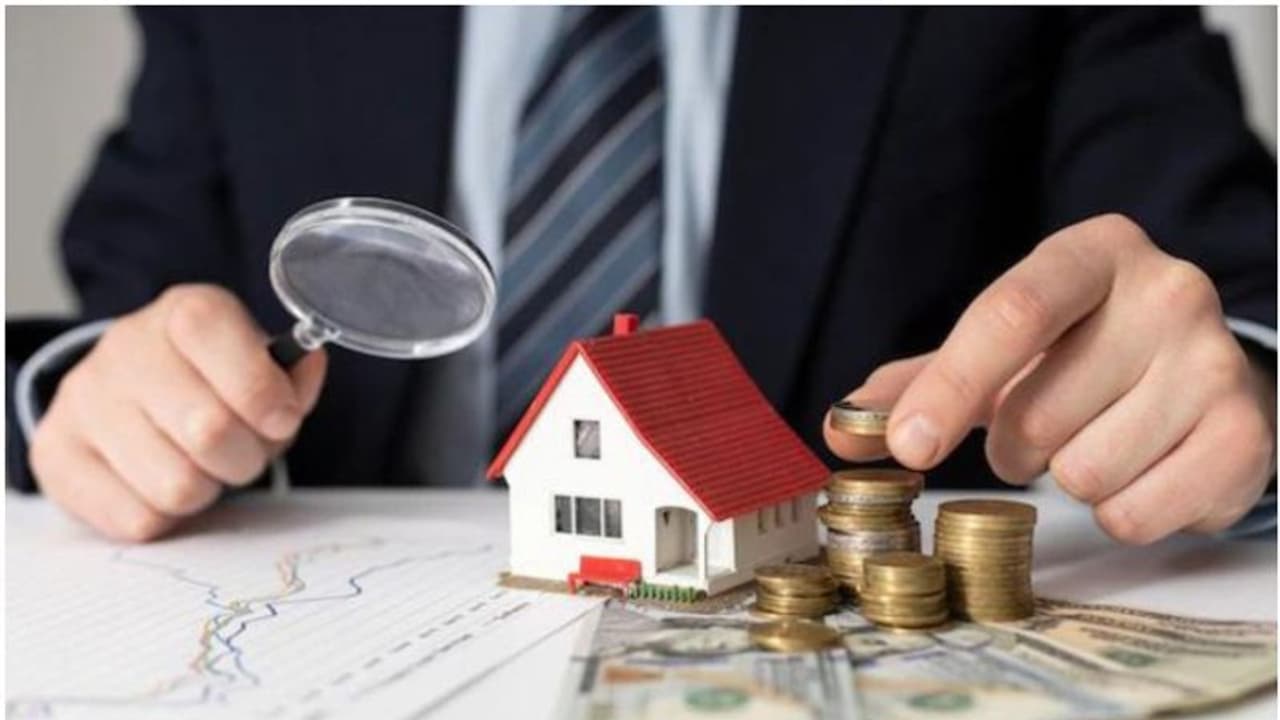 വീട്ടമ്മയുടെ വീട് അടിച്ച് തകർത്ത് ഫൈനാൻസ് കമ്പനി; നടപടി സ്വീകരിക്കാതെ പൊലീസ്, കേസെടുത്ത് ന്യൂനപക്ഷ കമ്മീഷൻ വീട്ടമ്മയുടെ വീട് അടിച്ച് തകർത്ത് ഫൈനാൻസ് കമ്പനി; നടപടി സ്വീകരിക്കാതെ പൊലീസ്, കേസെടുത്ത് ന്യൂനപക്ഷ കമ്മീഷൻ