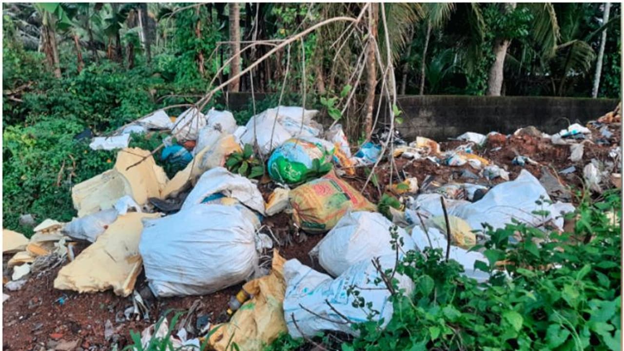 മാലിന്യം തള്ളിയവരെ ക്യുആർ കോഡിലൂടെ കണ്ടെത്തി, 25000 രൂപ പിഴയും ഈടാക്കി; പഞ്ചായത്തുകാർ പൊളിച്ചെന്ന് മന്ത്രി