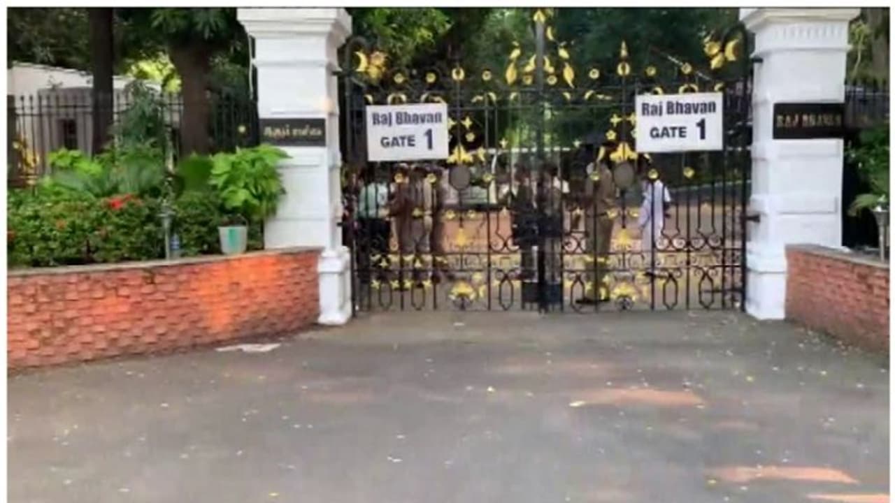 பெட்ரோல் குண்டு வீச்சு: காவல்துறை மீது ஆளுநர் மாளிகை பரபரப்பு குற்றச்சாட்டு! பெட்ரோல் குண்டு வீச்சு: காவல்துறை மீது ஆளுநர் மாளிகை பரபரப்பு குற்றச்சாட்டு!