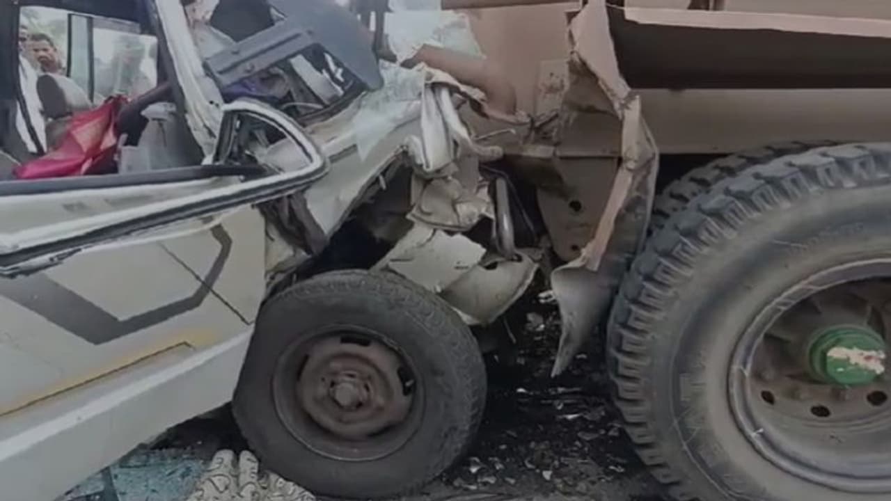 ಚಿಕ್ಕಬಳ್ಳಾಪುರ: ಪೊಲೀಸ್‌ ಠಾಣೆ ಎದುರೇ ಭೀಕರ ಅಪಘಾತ, 13 ಜನರ ದುರ್ಮರಣ