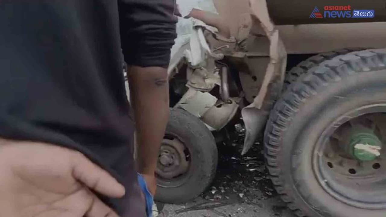 కర్ణాటకలో ఘోర రోడ్డు ప్రమాదం: 12మంది మృతి, మృతులంతా సత్యసాయి జిల్లా వాసులే(వీడియో) కర్ణాటకలో ఘోర రోడ్డు ప్రమాదం: 12మంది మృతి, మృతులంతా సత్యసాయి జిల్లా వాసులే(వీడియో)