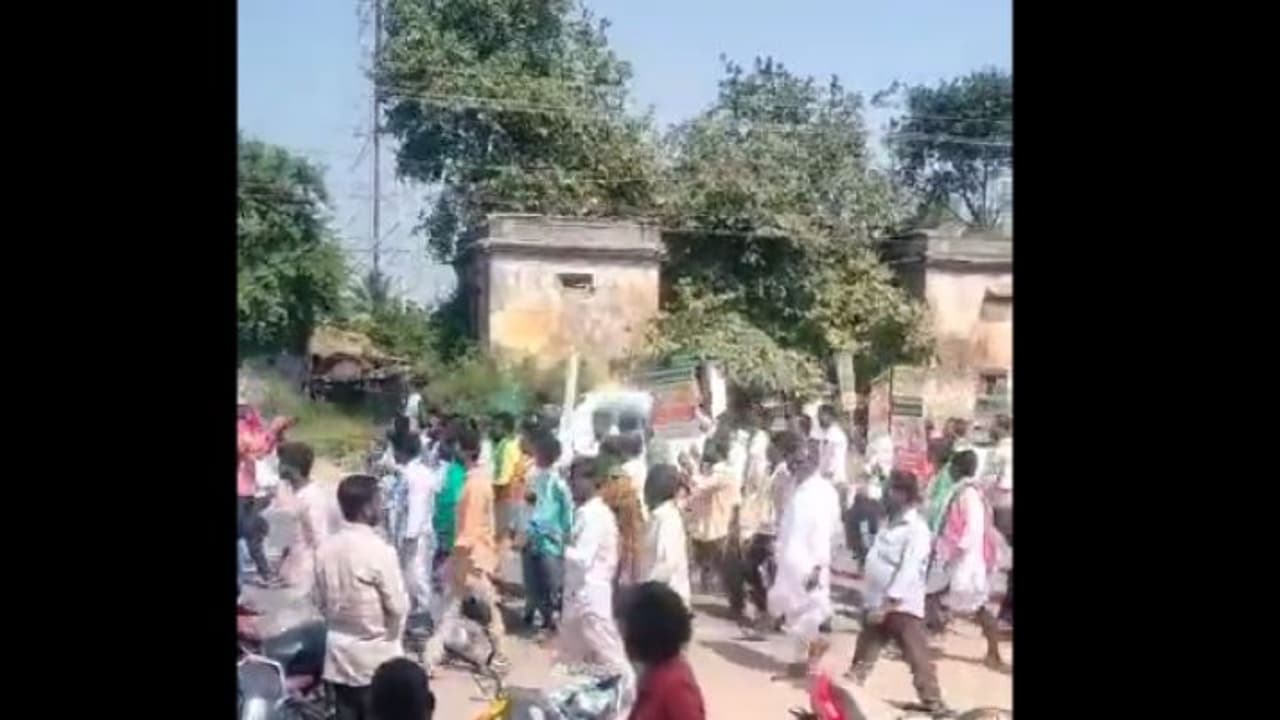 karnataka farmers హైద్రాబాద్ ఇందిరా పార్క్ వద్ద ధర్నా: అడ్డుకున్న కాంగ్రెస్ కార్యకర్తలు karnataka farmers హైద్రాబాద్ ఇందిరా పార్క్ వద్ద ధర్నా: అడ్డుకున్న కాంగ్రెస్ కార్యకర్తలు