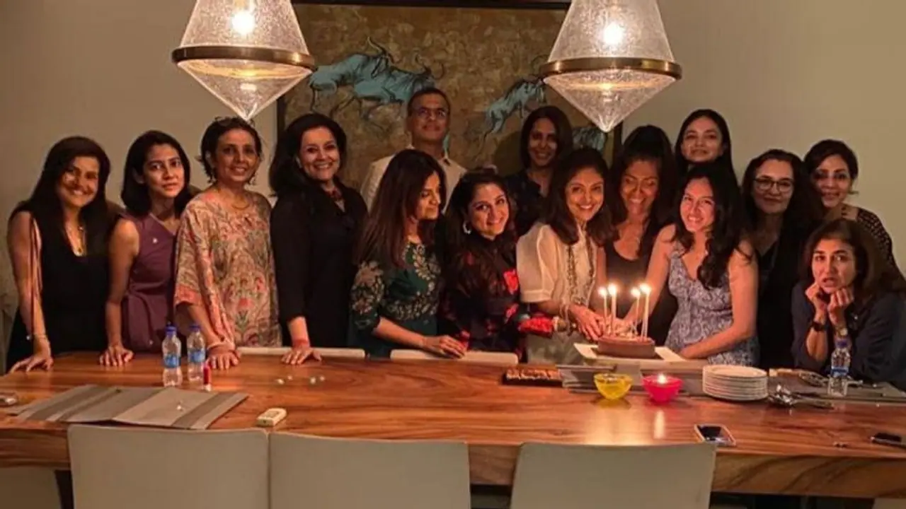 பாட்டி வயதிலும் குறையாத பியூட்டியோடு 57 வது பிறந்தநாளை கொண்டாடிய நடிகை நதியா வைரலாகும் வீடியோ பாட்டி வயதிலும் குறையாத பியூட்டியோடு 57 வது பிறந்தநாளை கொண்டாடிய நடிகை நதியா வைரலாகும் வீடியோ