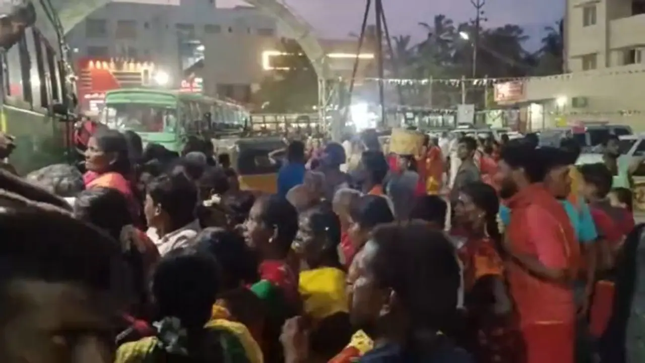 குலசை தசராவிற்கு சென்ற பக்தர்கள் பேருந்து இல்லாமல் பல மணி நேரம் தவிப்பு; செல்போன், செயின்கள் பறிப்பு குலசை தசராவிற்கு சென்ற பக்தர்கள் பேருந்து இல்லாமல் பல மணி நேரம் தவிப்பு; செல்போன், செயின்கள் பறிப்பு