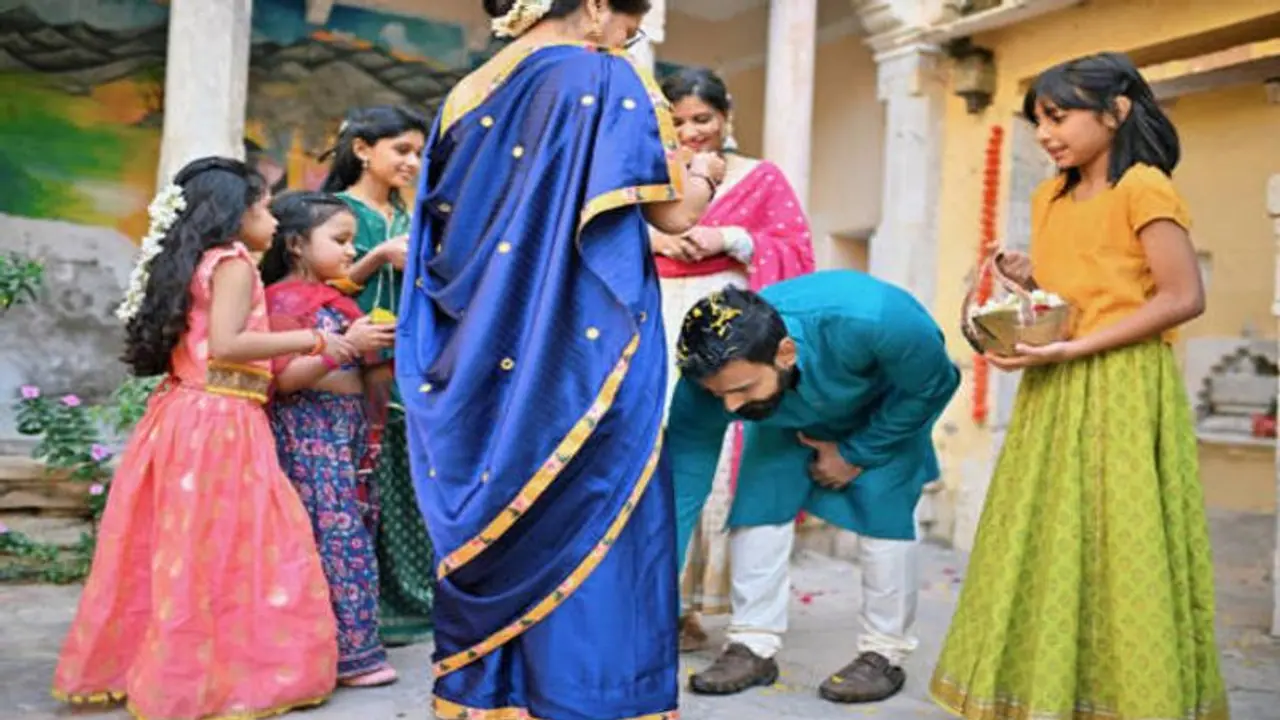 சாஸ்திரப்படி எல்லோருடைய பாதங்களையும் தொட்டு ஆசி பெறுவது நல்லதா? உண்மை என்ன?