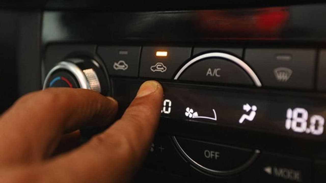 கார்ல லாங் ட்ரைவ் போறீங்களா? இந்த பட்டனை மட்டும் யூஸ் பண்ணாதீங்க! கார்ல லாங் ட்ரைவ் போறீங்களா? இந்த பட்டனை மட்டும் யூஸ் பண்ணாதீங்க!