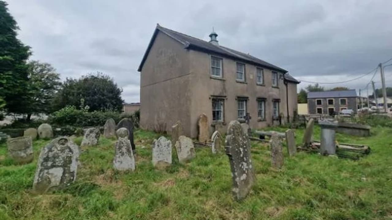 ശവക്കല്ലറകൾക്ക് നടുവിലൊരു വീട് വിൽപ്പനയ്ക്ക്; വില ഇത്! ശവക്കല്ലറകൾക്ക് നടുവിലൊരു വീട് വിൽപ്പനയ്ക്ക്; വില ഇത്!