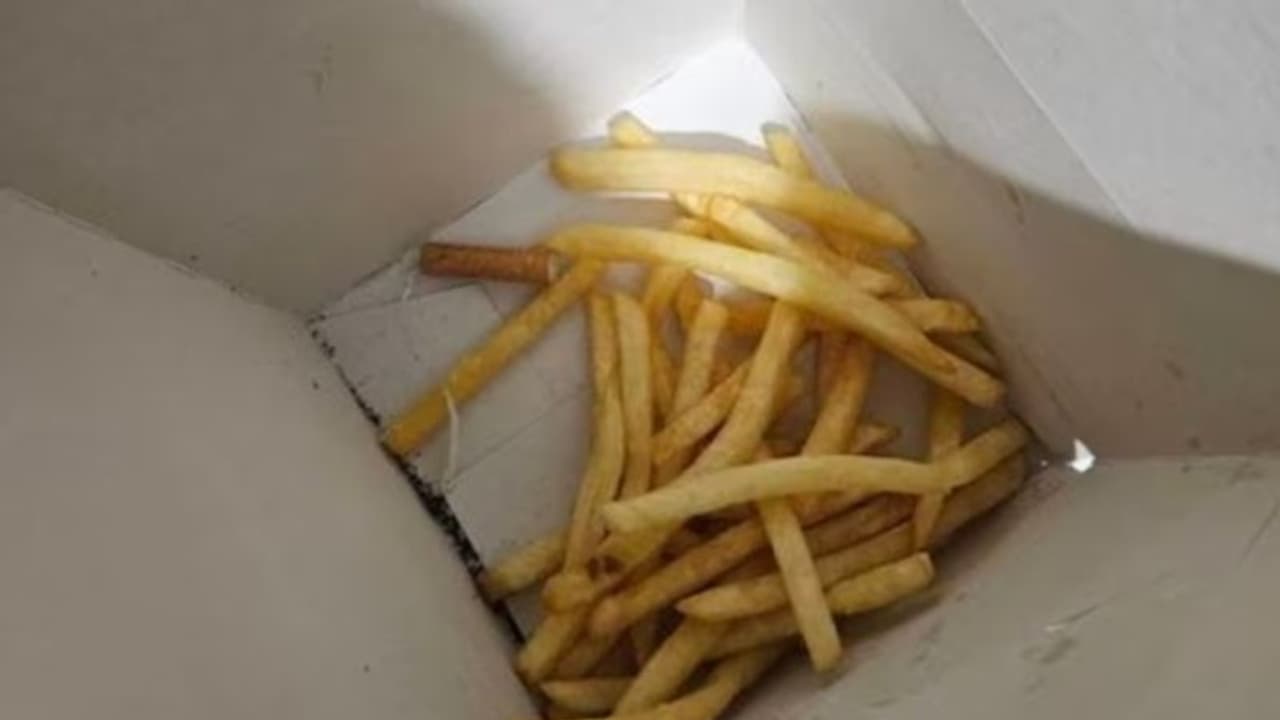 ഫ്രഞ്ച് ഫ്രൈസില് സിഗരറ്റ് കുറ്റി; ഫോട്ടോ സോഷ്യല് മീഡിയയില് വൈറല്... ഫ്രഞ്ച് ഫ്രൈസില് സിഗരറ്റ് കുറ്റി; ഫോട്ടോ സോഷ്യല് മീഡിയയില് വൈറല്...