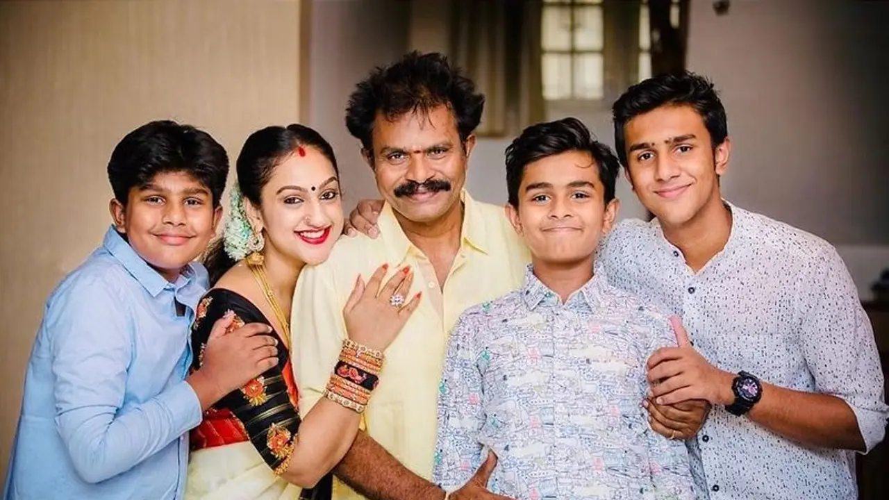 டைரக்டர் மட்டுமில்ல ஆக்டர் ஆகவும் அறிமுகமானார் இயக்குனர் ஹரியின் மகன்... முதல் படமே இப்படி ஒரு கதைக்களமா? டைரக்டர் மட்டுமில்ல ஆக்டர் ஆகவும் அறிமுகமானார் இயக்குனர் ஹரியின் மகன்... முதல் படமே இப்படி ஒரு கதைக்களமா?