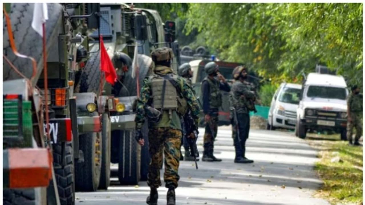 ജമ്മു കശ്മീരിൽ ഏറ്റുമുട്ടൽ; കുപ്വാര മച്ചിൽ സെക്ടറിൽ 2 ഭീകരരെ വധിച്ചു; തെരച്ചിൽ തുടര്ന്ന് സുരക്ഷസേന ജമ്മു കശ്മീരിൽ ഏറ്റുമുട്ടൽ; കുപ്വാര മച്ചിൽ സെക്ടറിൽ 2 ഭീകരരെ വധിച്ചു; തെരച്ചിൽ തുടര്ന്ന് സുരക്ഷസേന