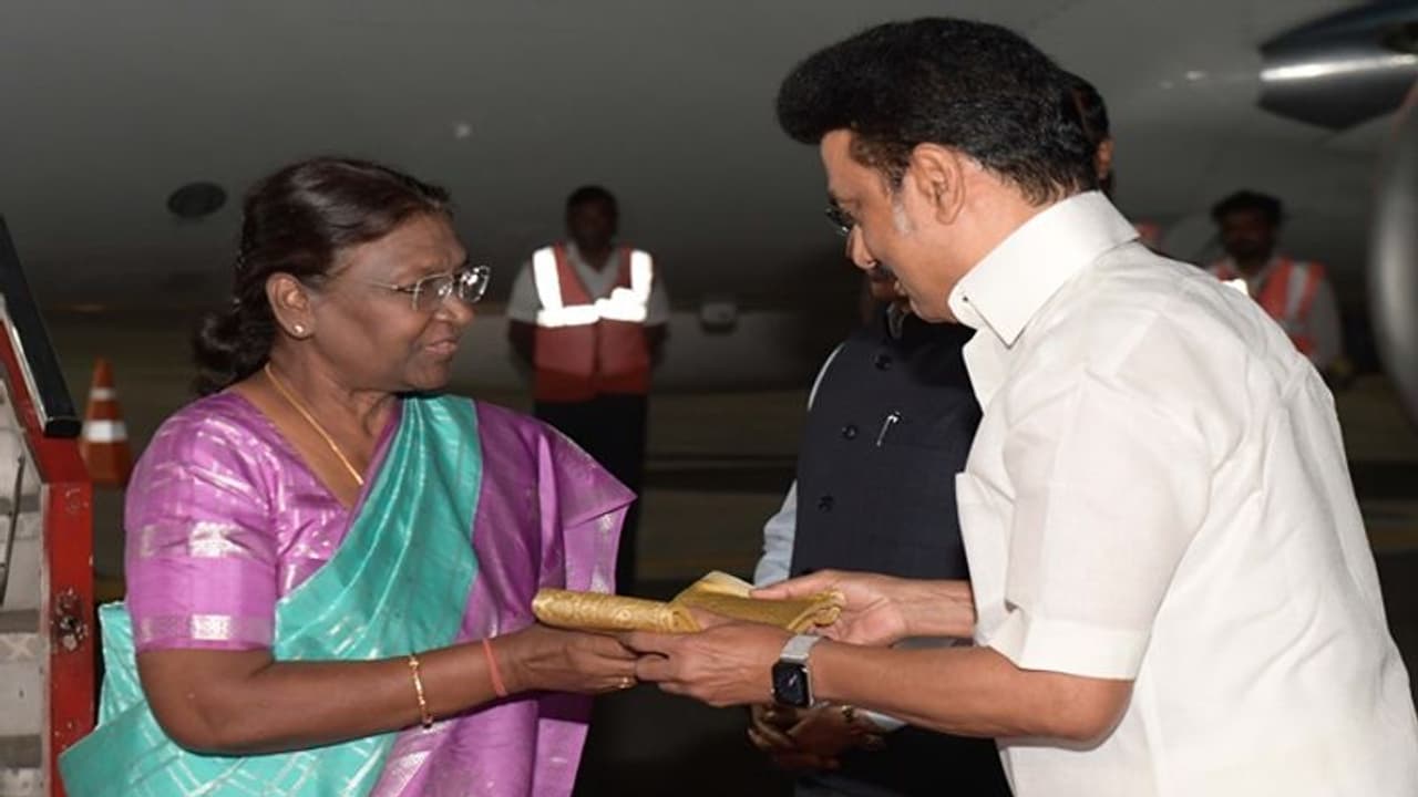 சென்னை வந்தடைந்தார் குடியரசுத் தலைவர்; முதல்வர் ஸ்டாலின் வரவேற்பு! சென்னை வந்தடைந்தார் குடியரசுத் தலைவர்; முதல்வர் ஸ்டாலின் வரவேற்பு!