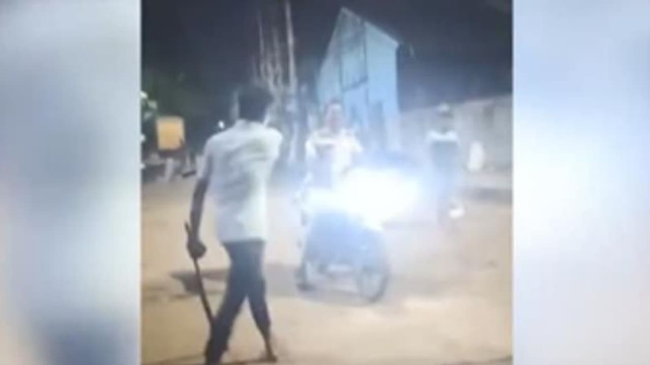 சென்னை.. மது போதையில் ஏற்பட்ட தகராறு.. தடுக்க வந்த போலீசாரை தாக்கிய வடமாநில தொழிலாளர்கள் வைரலாகும் வீடியோ! சென்னை.. மது போதையில் ஏற்பட்ட தகராறு.. தடுக்க வந்த போலீசாரை தாக்கிய வடமாநில தொழிலாளர்கள் வைரலாகும் வீடியோ!