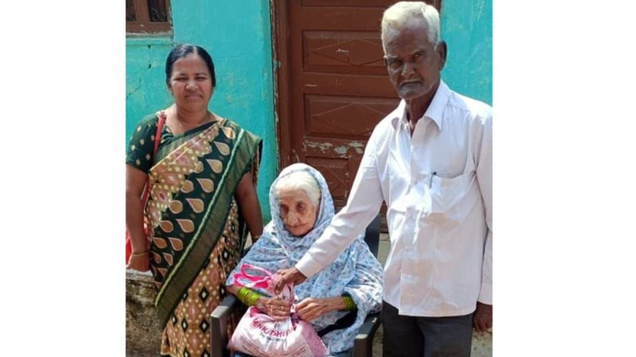 ಪಡಿತರ ಚೀಟಿದಾರರಿಗೆ ಗುಡ್ ನ್ಯೂಸ್: 90 ವರ್ಷದವರಿಗೆ ನವೆಂಬರ್ನಿಂದ ಮನೆಗೇ ರೇಷನ್? ಪಡಿತರ ಚೀಟಿದಾರರಿಗೆ ಗುಡ್ ನ್ಯೂಸ್: 90 ವರ್ಷದವರಿಗೆ ನವೆಂಬರ್ನಿಂದ ಮನೆಗೇ ರೇಷನ್?