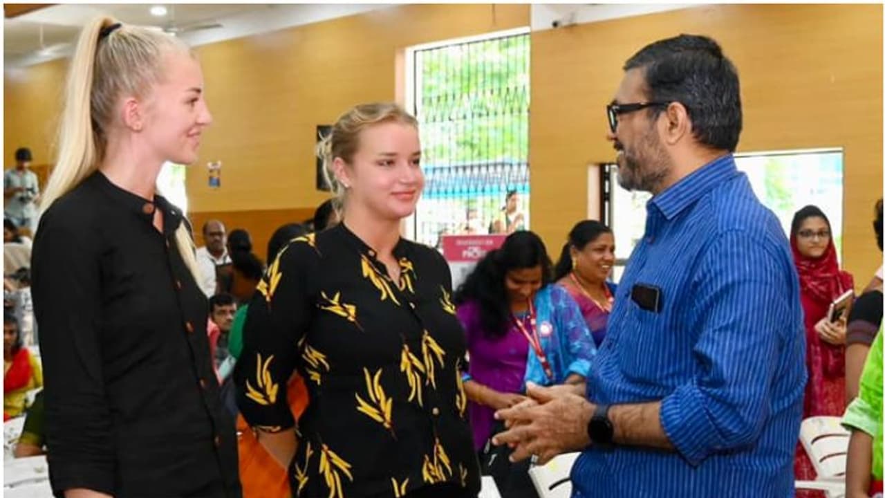 സോഫിയയെയും സ്റ്റെല്ലയെയും പരിചയപ്പെടുത്തി മന്ത്രി; 'കേരളത്തിലെത്തിയത് ഈ അഭിമാന പദ്ധതി പഠിക്കാന്' സോഫിയയെയും സ്റ്റെല്ലയെയും പരിചയപ്പെടുത്തി മന്ത്രി; 'കേരളത്തിലെത്തിയത് ഈ അഭിമാന പദ്ധതി പഠിക്കാന്'