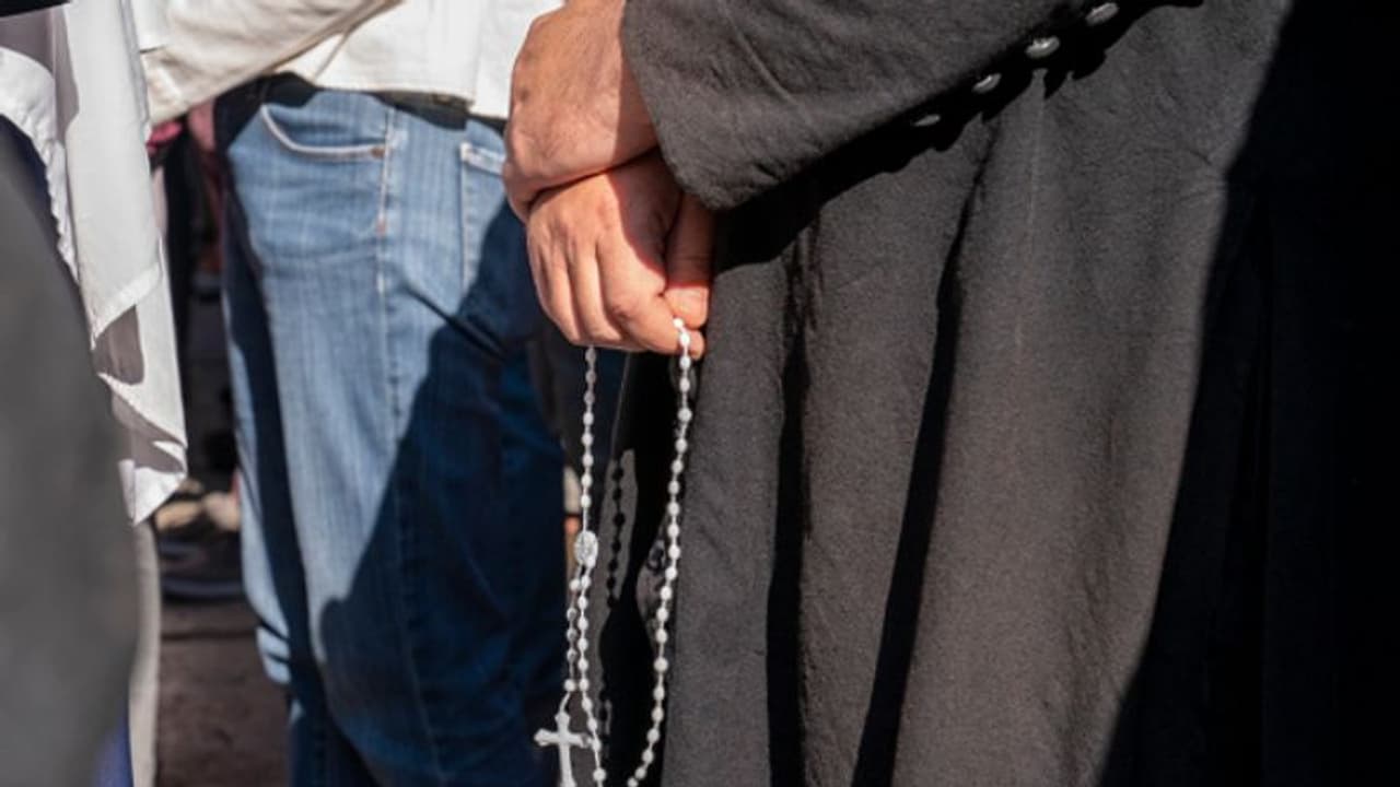 ഒളിച്ചോടി വിവാഹിതനായി, 30 കാരനായ കത്തോലിക്കാ പുരോഹിതനെ പുറത്താക്കി സഭ ഒളിച്ചോടി വിവാഹിതനായി, 30 കാരനായ കത്തോലിക്കാ പുരോഹിതനെ പുറത്താക്കി സഭ