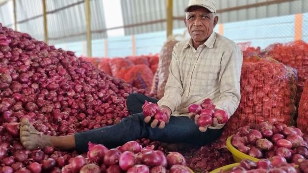 ಈರುಳ್ಳಿ ರೇಟ್ ಕೇಳಿದ್ರೆ ಕಣ್ಣೀರು ಬರೋದು ಪಕ್ಕಾ! ಇನ್ನು ಕೆಲವೇ ದಿನಗಳಲ್ಲಿ ನೂರರ ಗಡಿ ದಾಟುತ್ತೆ ಈರುಳ್ಳಿ ರೇಟ್ ಕೇಳಿದ್ರೆ ಕಣ್ಣೀರು ಬರೋದು ಪಕ್ಕಾ! ಇನ್ನು ಕೆಲವೇ ದಿನಗಳಲ್ಲಿ ನೂರರ ಗಡಿ ದಾಟುತ್ತೆ
