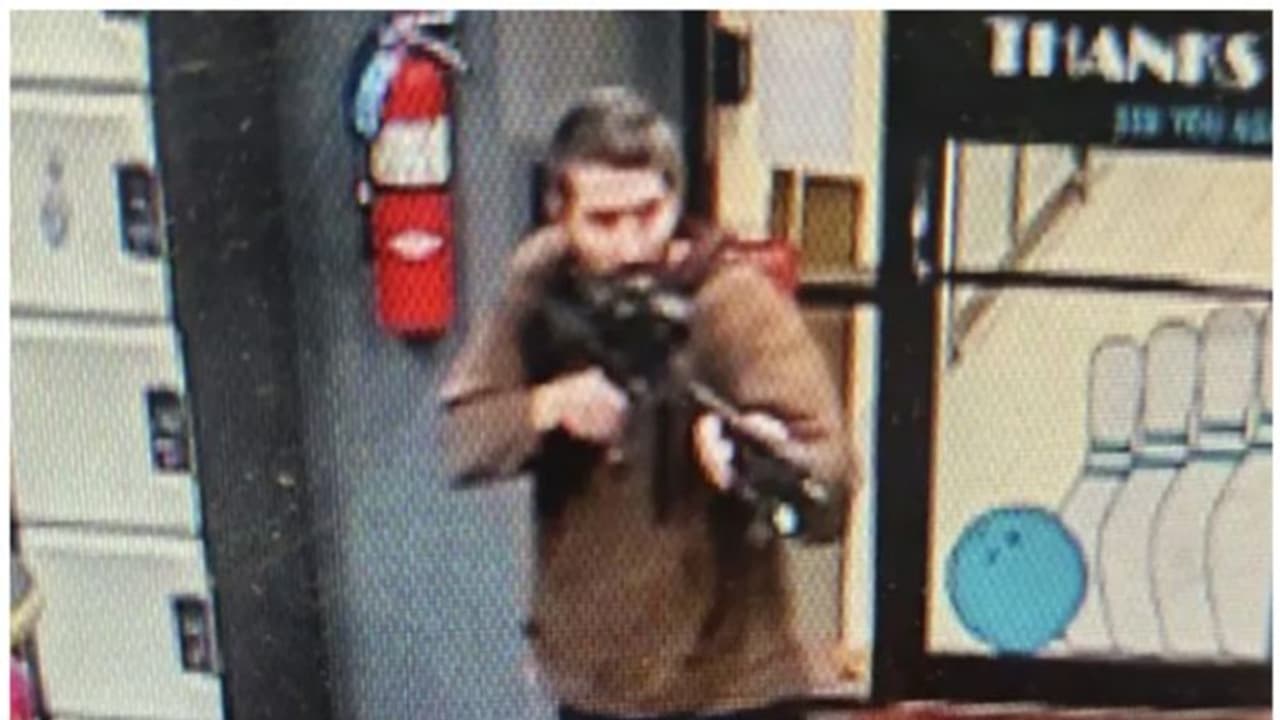 അമേരിക്കയെ നടുക്കിയ വെടിവെപ്പ്; 18 പേരുടെ ജീവനെടുത്ത കൊലയാളി ഇപ്പോഴും കാണാമറയത്ത്; തെരച്ചിൽ തുടർന്ന് പൊലീസ് അമേരിക്കയെ നടുക്കിയ വെടിവെപ്പ്; 18 പേരുടെ ജീവനെടുത്ത കൊലയാളി ഇപ്പോഴും കാണാമറയത്ത്; തെരച്ചിൽ തുടർന്ന് പൊലീസ്