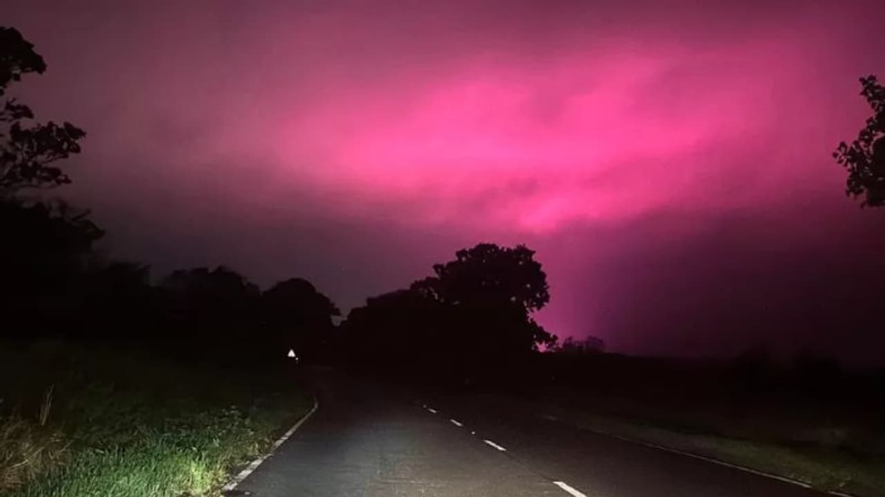 സൂര്യൻ മറഞ്ഞതിന് പിന്നാലെ ആകാശത്തിന് പിങ്ക് നിറം, അന്യഗ്രഹ ജീവികളെന്ന് നാട്ടുകാര്, സംഭവത്തിലെ ട്വിസ്റ്റിത് ! സൂര്യൻ മറഞ്ഞതിന് പിന്നാലെ ആകാശത്തിന് പിങ്ക് നിറം, അന്യഗ്രഹ ജീവികളെന്ന് നാട്ടുകാര്, സംഭവത്തിലെ ട്വിസ്റ്റിത് !