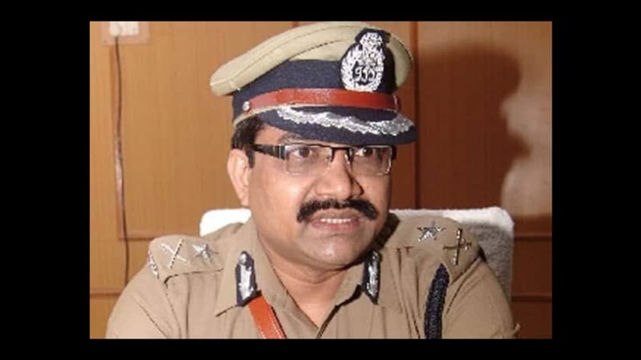 தனியார் நிதி நிறுவன உரிமையாளரை கடத்தி பணம் பறித்த விவகாரம்; ஐபிஎஸ் பிமோத்குமார் நீதிமன்றத்தில் சரண் தனியார் நிதி நிறுவன உரிமையாளரை கடத்தி பணம் பறித்த விவகாரம்; ஐபிஎஸ் பிமோத்குமார் நீதிமன்றத்தில் சரண்