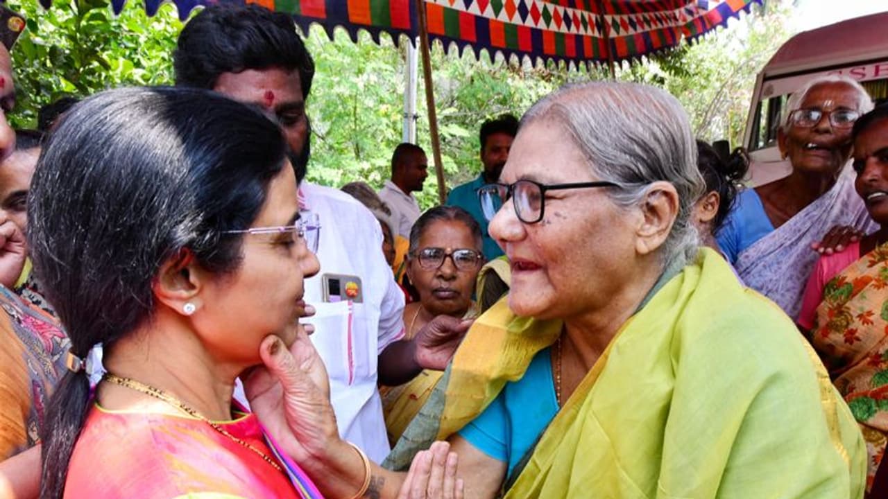 పార్టీ కార్యకర్త బిడ్డకు పేరు పెట్టిన నారాభువనేశ్వరి.. పేరెంత బాగుందో... పార్టీ కార్యకర్త బిడ్డకు పేరు పెట్టిన నారాభువనేశ్వరి.. పేరెంత బాగుందో...