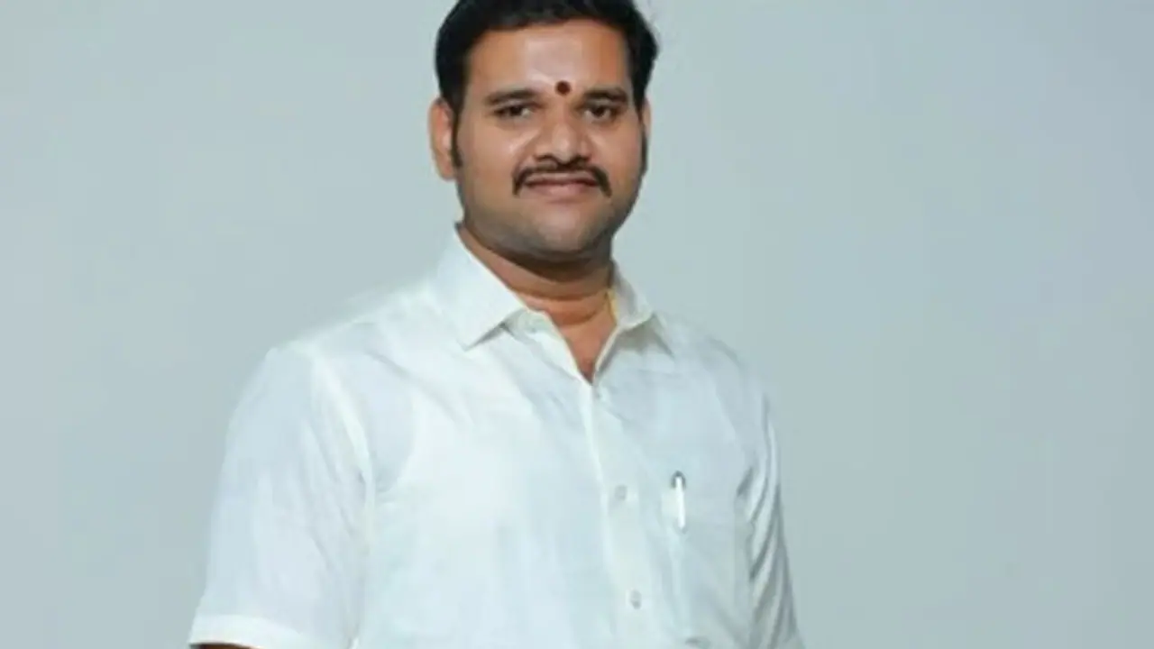 சென்னையில் திமுக பிரமுகர் மகன் படுகொலை.. காரணம் என்ன? வெளியான பகீர் தகவல்..! சென்னையில் திமுக பிரமுகர் மகன் படுகொலை.. காரணம் என்ன? வெளியான பகீர் தகவல்..!