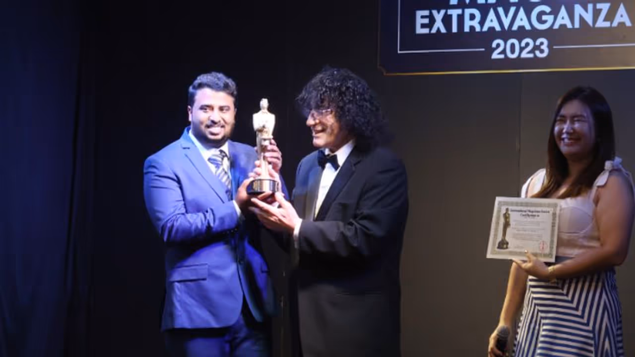 15 വർഷം, മാജിക്കിലൂടെ ബോധവത്കരണം; മലയാളിയായ അശ്വിൻ പരവൂരിന് മെര്‍ലിന്‍ മാജിക് പുരസ്‌കാരം