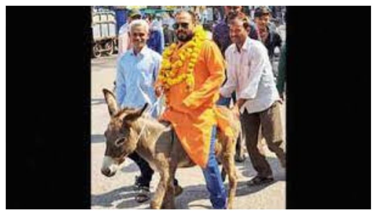 നാമനിർദേശ പത്രിക സമർപ്പിക്കാൻ കഴുതപ്പുറത്ത് കയറി സ്ഥാനാർഥി എത്തി! നാമനിർദേശ പത്രിക സമർപ്പിക്കാൻ കഴുതപ്പുറത്ത് കയറി സ്ഥാനാർഥി എത്തി!