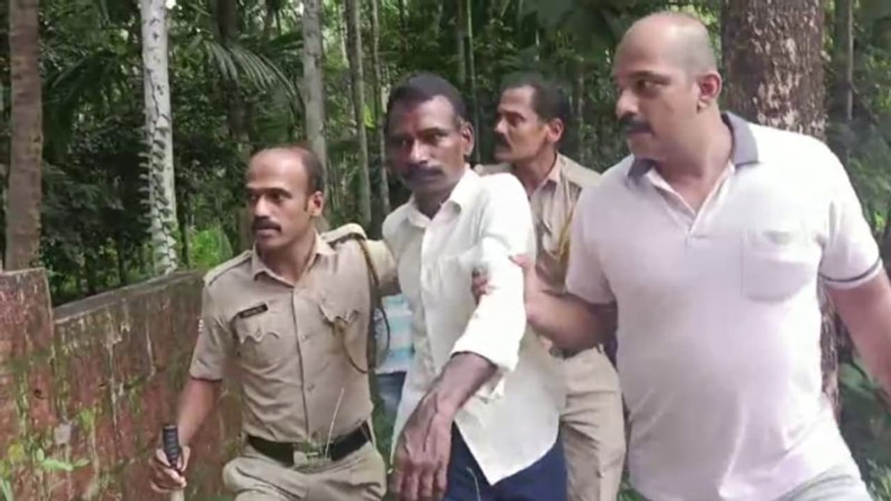 കണ്ണൂരിൽ സ്വകാര്യ സ്ഥാപനത്തിലെ ജീവനക്കാരിക്ക് കുത്തേറ്റു, രക്ഷപ്പെടാന് ശ്രമിച്ച പ്രതിയെ ഓടിച്ചിട്ട് പിടികൂടി കണ്ണൂരിൽ സ്വകാര്യ സ്ഥാപനത്തിലെ ജീവനക്കാരിക്ക് കുത്തേറ്റു, രക്ഷപ്പെടാന് ശ്രമിച്ച പ്രതിയെ ഓടിച്ചിട്ട് പിടികൂടി