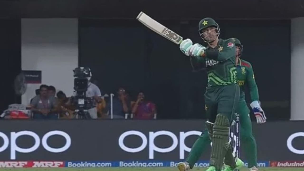 Pakistan vs South Africa: தோனியின் ஹெலிகாப்டர் ஷாட்டில் சிக்ஸர் அடித்த பாகிஸ்தான் வீரர் – வைரலாகும் வீடியோ! Pakistan vs South Africa: தோனியின் ஹெலிகாப்டர் ஷாட்டில் சிக்ஸர் அடித்த பாகிஸ்தான் வீரர் – வைரலாகும் வீடியோ!