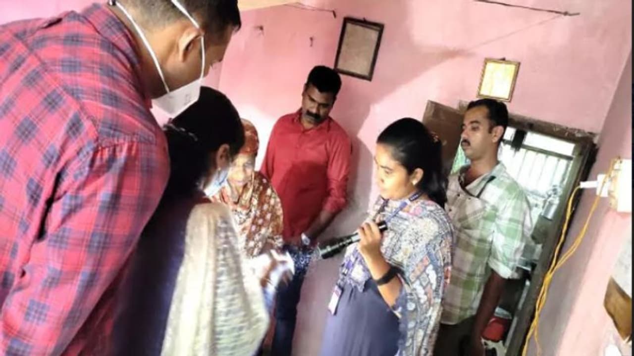 ആളില്ലാത്ത വീട്ടിൽ നിന്ന് ഒന്നര ലക്ഷം കവർന്നു, തെളിവില്ലാതാക്കാൻ മുളകുപൊടി പ്രയോഗം, പ്രതിയെ തേടി പൊലീസ് ആളില്ലാത്ത വീട്ടിൽ നിന്ന് ഒന്നര ലക്ഷം കവർന്നു, തെളിവില്ലാതാക്കാൻ മുളകുപൊടി പ്രയോഗം, പ്രതിയെ തേടി പൊലീസ്