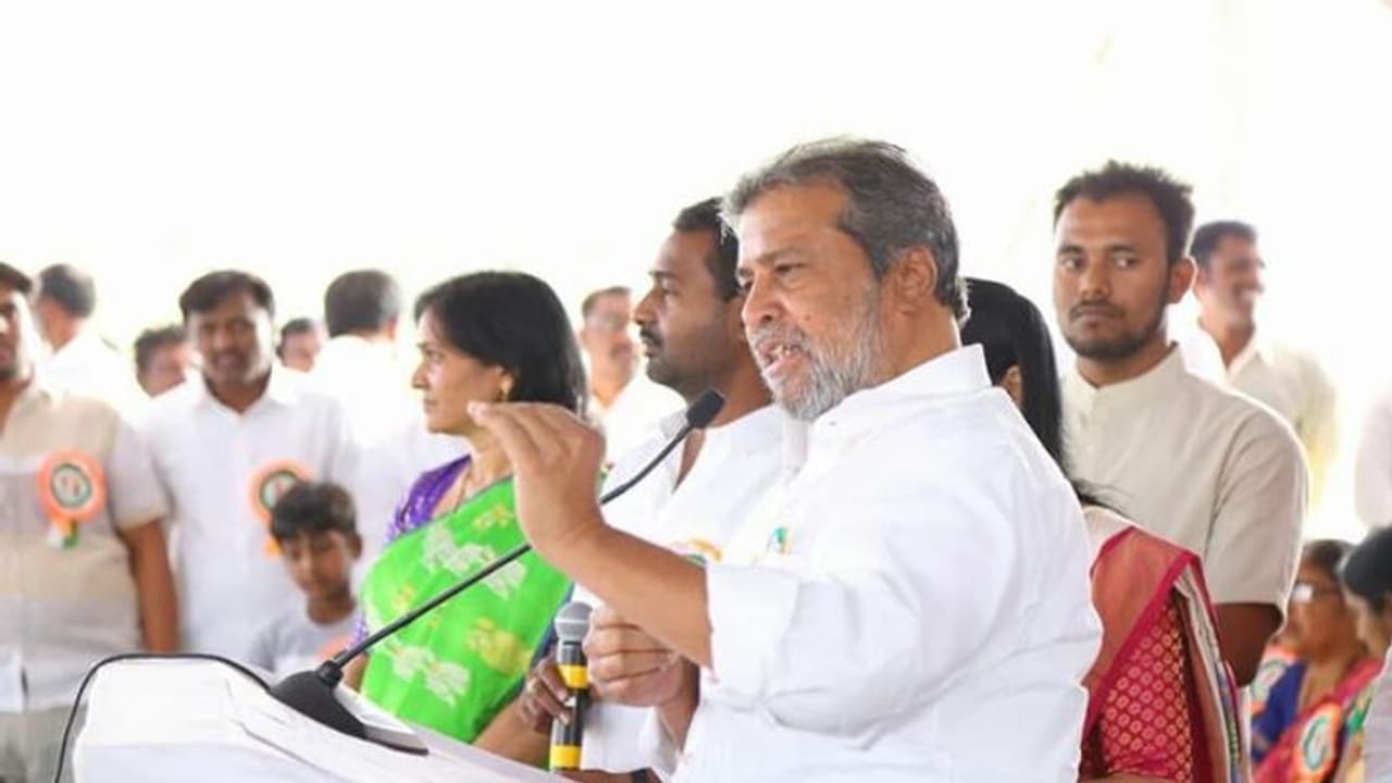 "బంగారు తెలంగాణ కాదు.. బార్ల తెలంగాణ" 