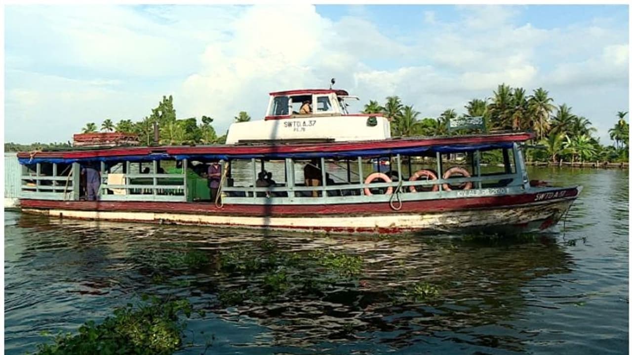 അപ്പർ ഡെക്കിലെ യാത്ര വിലക്കണം; സംസ്ഥാനത്ത് ബോട്ട് യാത്രയ്ക്ക് കർശന നിർദേശങ്ങൾ മുന്നോട്ടുവച്ച് അമിക്കസ് ക്യൂറി