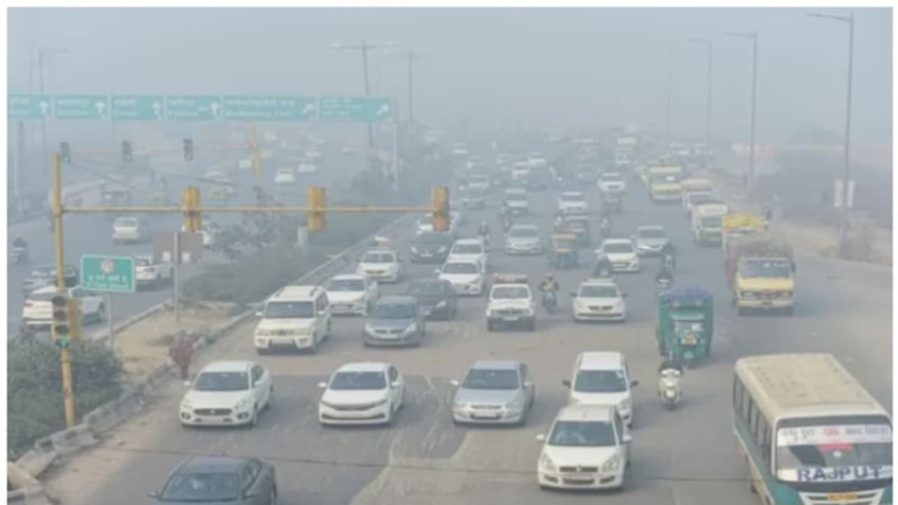 വായു മലിനീകരണം: 'മോശം അവസ്ഥ'യിൽ ശ്വാസം മുട്ടി ദില്ലി; 'വളരെ മോശം അവസ്ഥ'യിലേക്ക് മാറുമെന്നും വിലയിരുത്തൽ വായു മലിനീകരണം: 'മോശം അവസ്ഥ'യിൽ ശ്വാസം മുട്ടി ദില്ലി; 'വളരെ മോശം അവസ്ഥ'യിലേക്ക് മാറുമെന്നും വിലയിരുത്തൽ