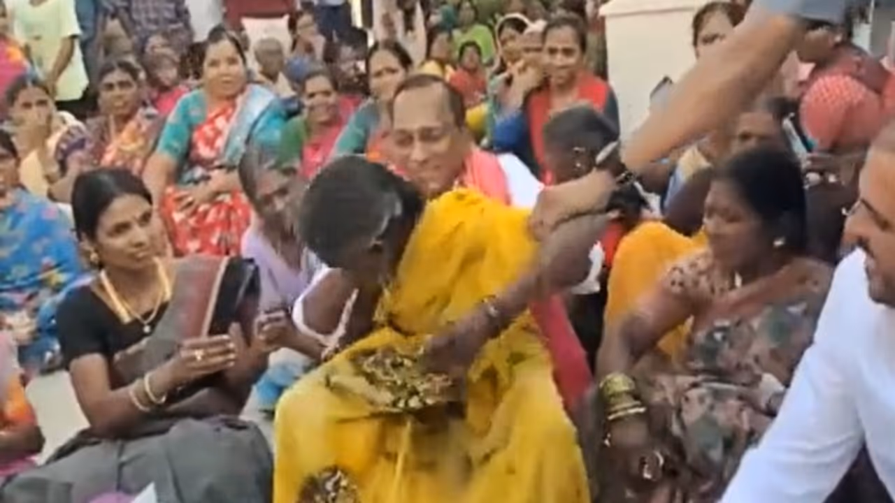 ವೃದ್ಧೆಯನ್ನು ತೊಡೆ ಮೇಲೆ ಕೂರಿಸಿಕೊಂಡು ತೋಳುಗಳಲ್ಲಿ ಎತ್ತಿಕೊಂಡ ಸಚಿವ: ವಿಡಿಯೋ ವೈರಲ್‌