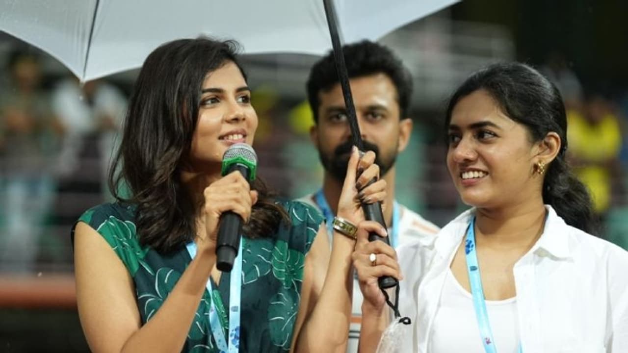 മഞ്ഞപ്പടയുടെ ഹോം ഗ്രൗണ്ടില് 'പാത്തു'വിന്റെ ലൈവ് കമന്ററി; കല്യാണിയെ വരവേറ്റ് ആരാധകർ മഞ്ഞപ്പടയുടെ ഹോം ഗ്രൗണ്ടില് 'പാത്തു'വിന്റെ ലൈവ് കമന്ററി; കല്യാണിയെ വരവേറ്റ് ആരാധകർ