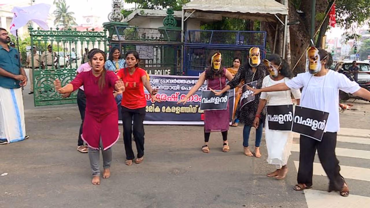 മാധ്യമപ്രവര്ത്തകയോട് മോശം പെരുമാറ്റം; സുരേഷ് ഗോപിക്കെതിരെ ഫ്ലാഷ് മോബും കോലം കത്തിക്കലുമായി ഡിവൈഎഫ്ഐ മാധ്യമപ്രവര്ത്തകയോട് മോശം പെരുമാറ്റം; സുരേഷ് ഗോപിക്കെതിരെ ഫ്ലാഷ് മോബും കോലം കത്തിക്കലുമായി ഡിവൈഎഫ്ഐ