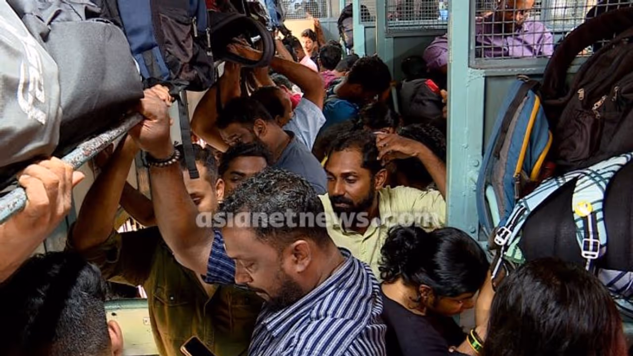 'വാഗൺ ട്രാജഡിക്ക് സമാന സാഹചര്യം'; മലബാറിലെ ട്രെയിൻ യാത്രക്കാരുടെ ദുരിതം, റെയിൽവേ മന്ത്രിയെ കണ്ട് എം കെ രാഘവൻ 'വാഗൺ ട്രാജഡിക്ക് സമാന സാഹചര്യം'; മലബാറിലെ ട്രെയിൻ യാത്രക്കാരുടെ ദുരിതം, റെയിൽവേ മന്ത്രിയെ കണ്ട് എം കെ രാഘവൻ