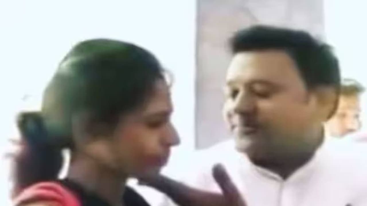 വഴക്കും വക്കാണവുമായി പൊലീസ് സ്റ്റേഷനിൽ; പാട്ടുപാടി ഭർത്താവ്, കെട്ടിപ്പിടിച്ച് ഭാര്യ, വൈറലായി വീഡിയോ വഴക്കും വക്കാണവുമായി പൊലീസ് സ്റ്റേഷനിൽ; പാട്ടുപാടി ഭർത്താവ്, കെട്ടിപ്പിടിച്ച് ഭാര്യ, വൈറലായി വീഡിയോ