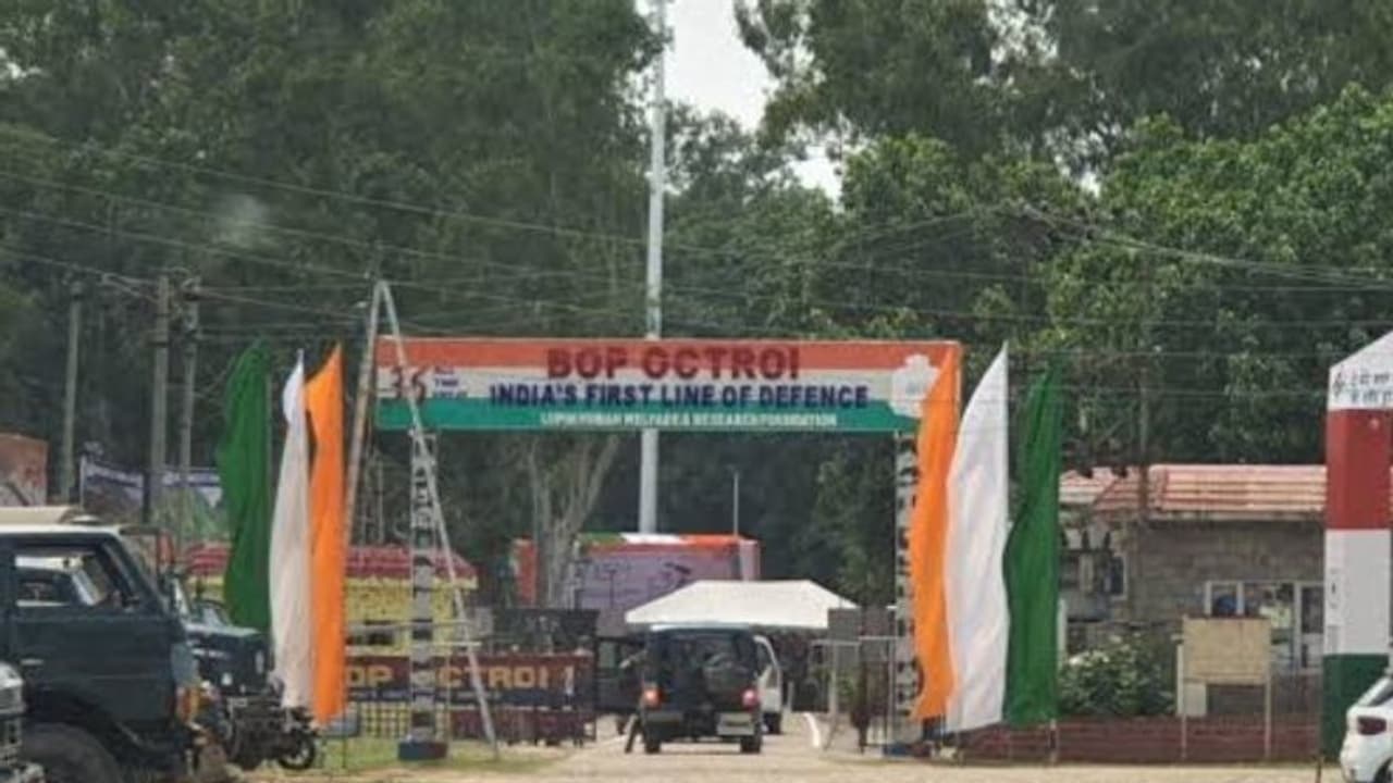 അതിർത്തിയിലെ പാക് പ്രകോപനം : ഫ്ലാഗ് മീറ്റിംഗില് ശക്തമായ പ്രതിഷേധം അറിയിച്ച് ഇന്ത്യ അതിർത്തിയിലെ പാക് പ്രകോപനം : ഫ്ലാഗ് മീറ്റിംഗില് ശക്തമായ പ്രതിഷേധം അറിയിച്ച് ഇന്ത്യ