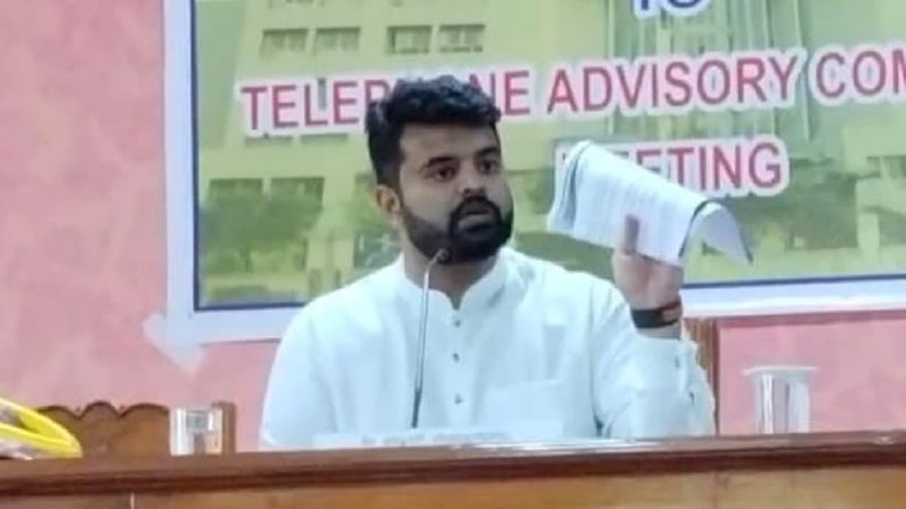 ಹಾಸನ ಜಿಲ್ಲೆಯಲ್ಲಿ ಬಿಎಸ್ಎನ್ಎಲ್ ಟವರ್ಗೆ ಪ್ರಾಮುಖ್ಯತೆ: ಸಂಸದ ಪ್ರಜ್ವಲ್ ರೇವಣ್ಣ ಹಾಸನ ಜಿಲ್ಲೆಯಲ್ಲಿ ಬಿಎಸ್ಎನ್ಎಲ್ ಟವರ್ಗೆ ಪ್ರಾಮುಖ್ಯತೆ: ಸಂಸದ ಪ್ರಜ್ವಲ್ ರೇವಣ್ಣ