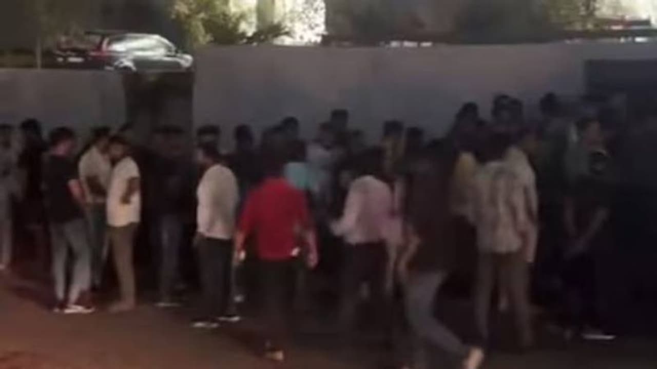 രണ്ടുകോടിയുടെ ഫ്ലാറ്റ് സ്വന്തമാക്കാൻ ജനക്കൂട്ടം ക്യൂ നിന്നത് എട്ട് മണിക്കൂർ, വൈറലായി വീഡിയോ! രണ്ടുകോടിയുടെ ഫ്ലാറ്റ് സ്വന്തമാക്കാൻ ജനക്കൂട്ടം ക്യൂ നിന്നത് എട്ട് മണിക്കൂർ, വൈറലായി വീഡിയോ!