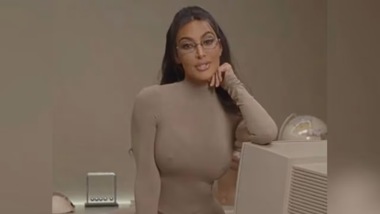 പുതിയ തരം 'ബ്രാ' പരിചയപ്പെടുത്തി കിം കര്ദാഷ്യാൻ; വീഡിയോ ചര്ച്ചയാകുന്നു... പുതിയ തരം 'ബ്രാ' പരിചയപ്പെടുത്തി കിം കര്ദാഷ്യാൻ; വീഡിയോ ചര്ച്ചയാകുന്നു...