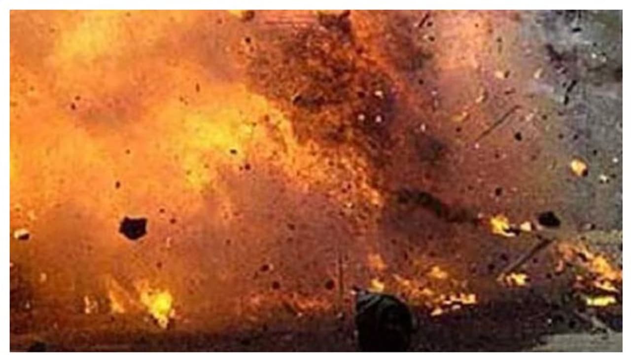 ഇടുക്കിയിൽ തോട്ട പൊട്ടി തെറിച്ച് വൻ അപകടം; ഒരാൾ മരിച്ചു, ഒരാളുടെ നില ഗുരുതരം ഇടുക്കിയിൽ തോട്ട പൊട്ടി തെറിച്ച് വൻ അപകടം; ഒരാൾ മരിച്ചു, ഒരാളുടെ നില ഗുരുതരം